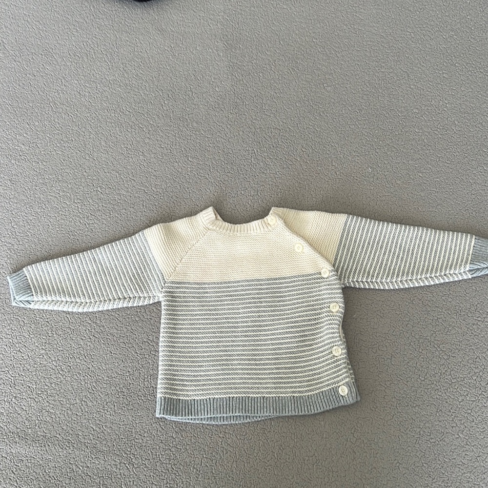 Gap sweater